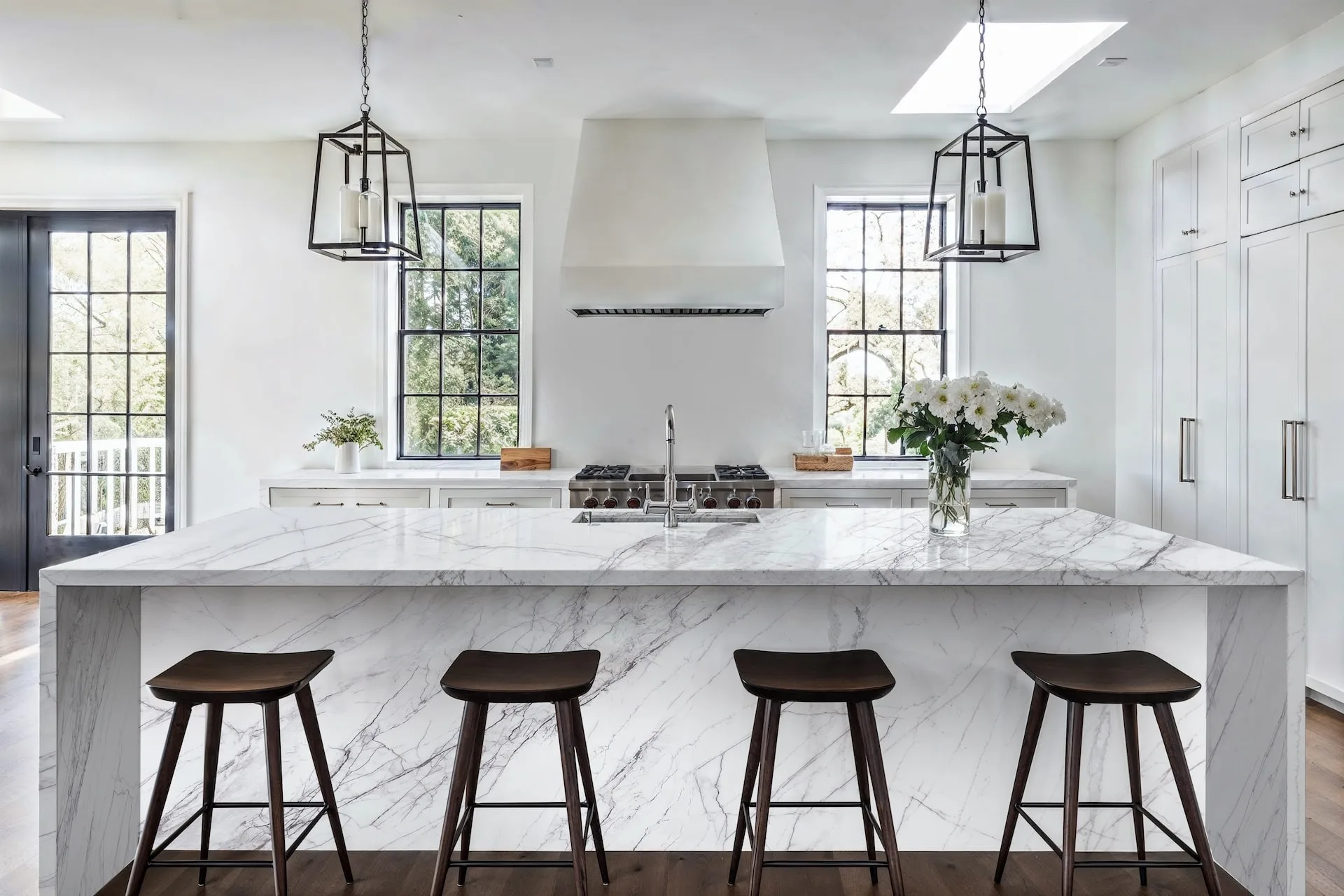 Kitchen island in Avant Calacatta Aveyron quartz in a white kitchen