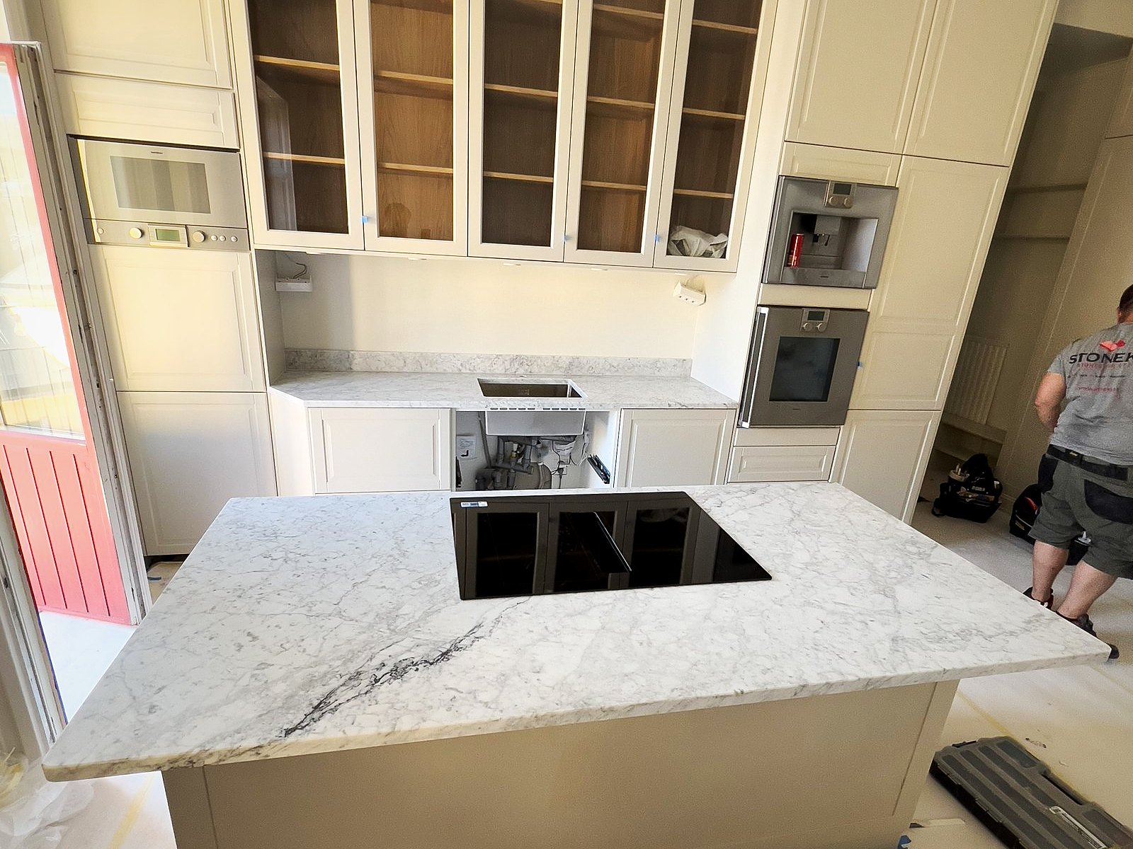 Bianco Carrara køkkenø i marmor, monteret af Stoneks