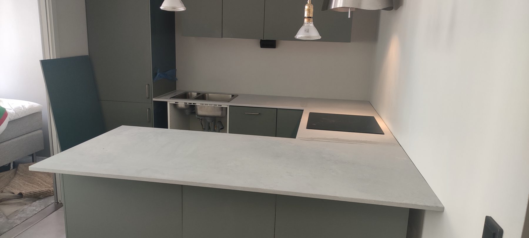 Caesarstone Airy Concrete kvartsist köögisaar, Stoneksi paigaldus