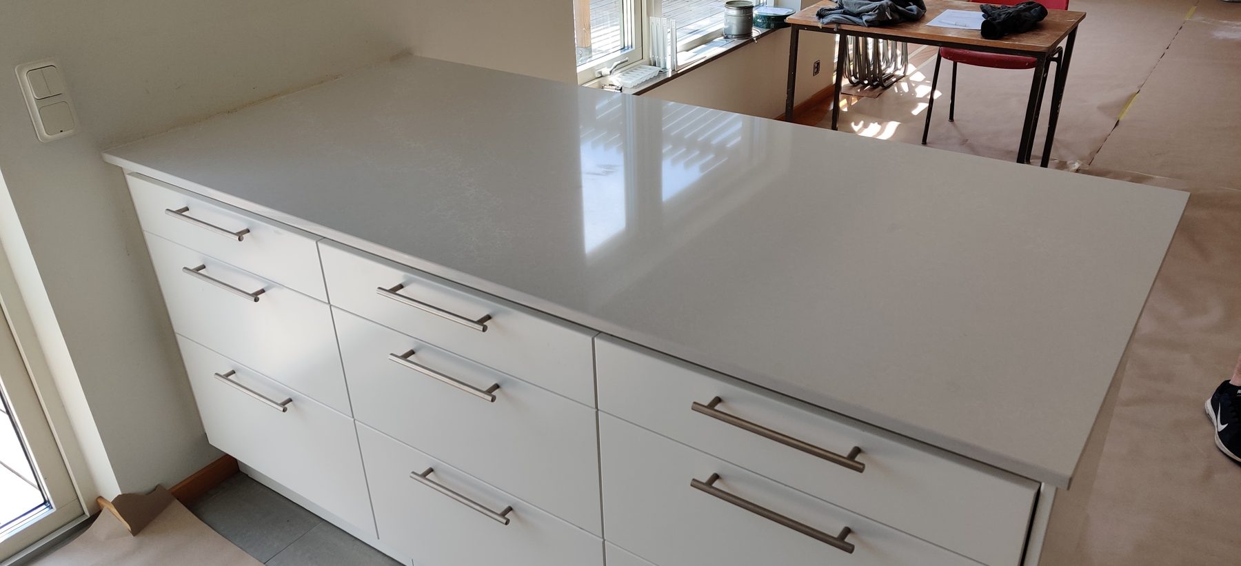 Caesarstone Alpine Mist kvartsist köögi tööpind ja saar, Stoneksi paigaldus
