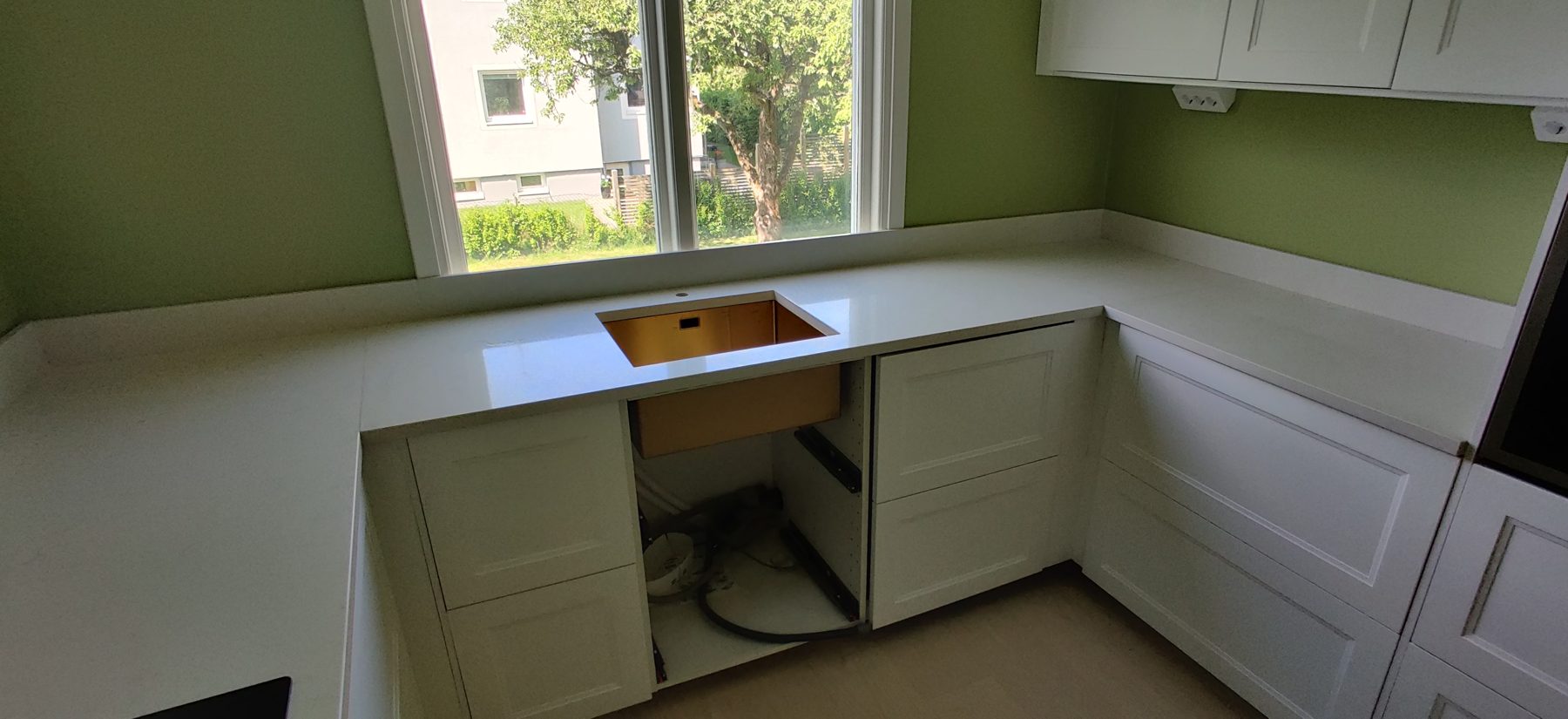 Caesarstone Frosty Carrina kvartsist köögi tööpind, Stoneksi paigaldus