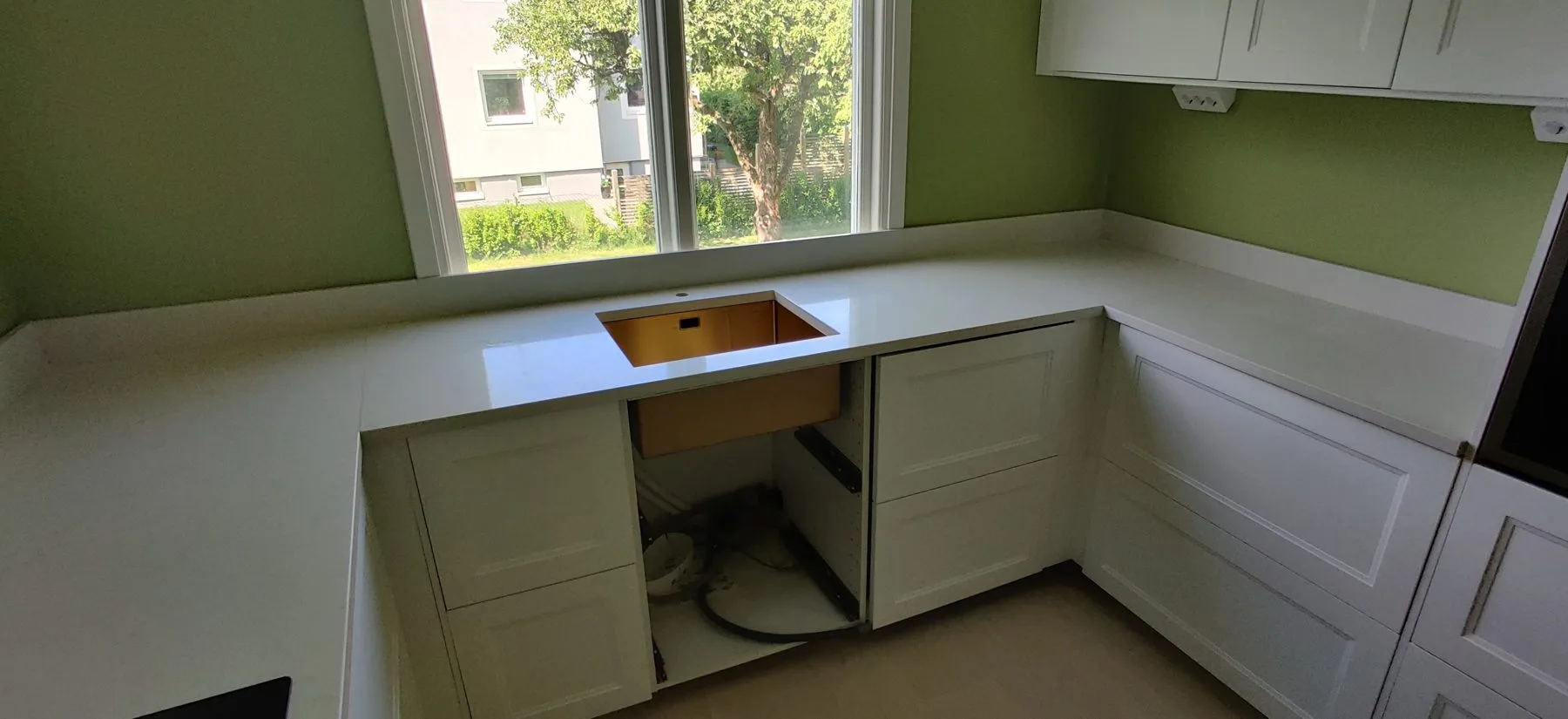 Caesarstone Frosty Carrina quartz kitchen worktop, installed by Stoneks