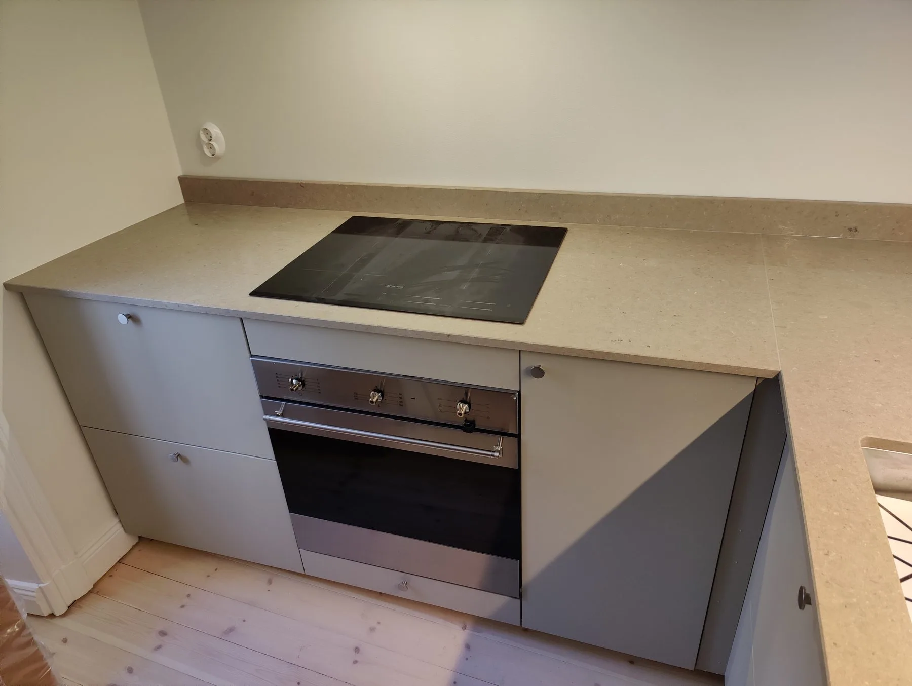 Caesarstone Shitake quartz kitchen worktop with hob and oven, installed by Stoneks