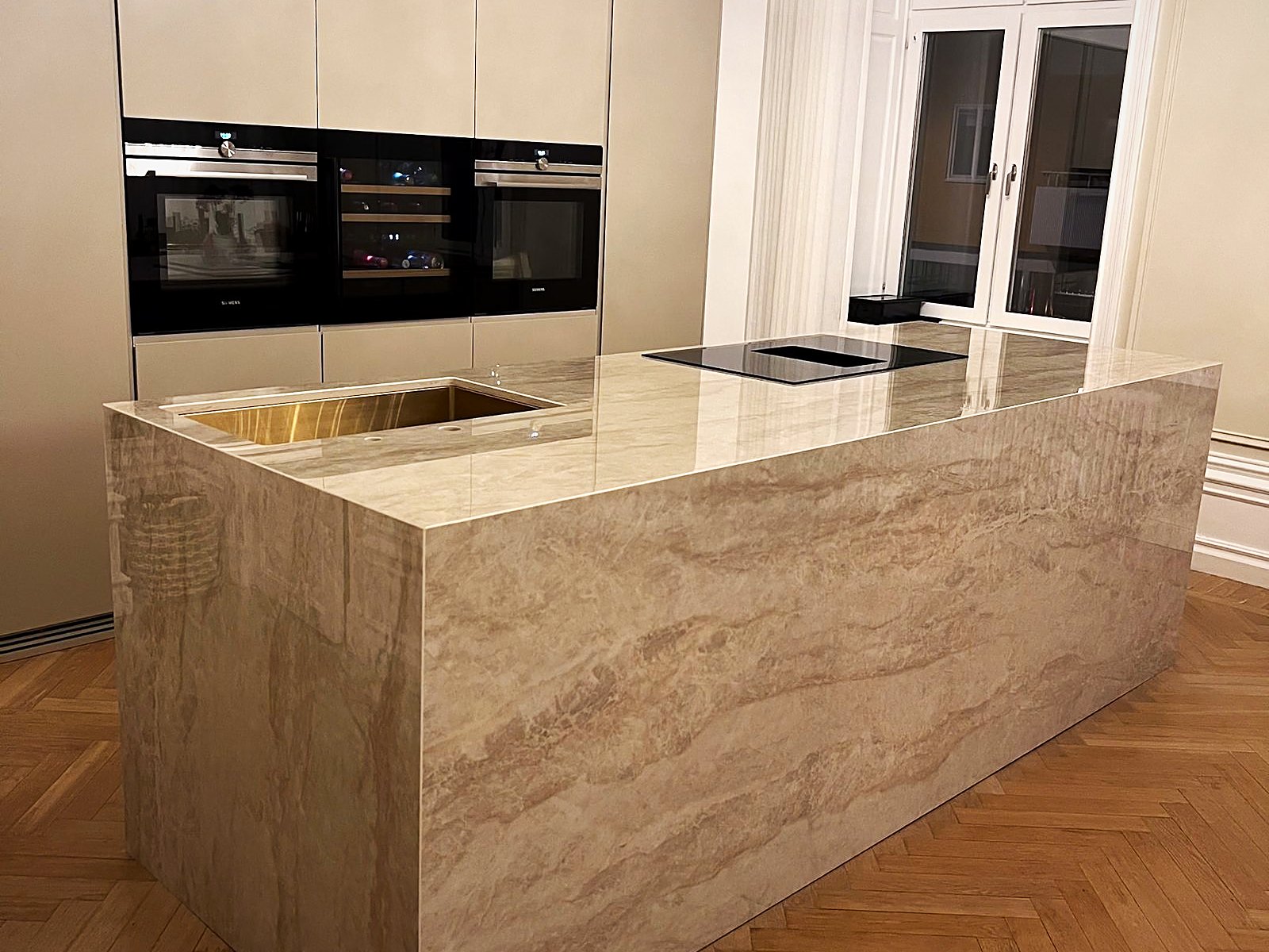 Dekton Arga køkkenø med sider i sten, monteret af Stoneks