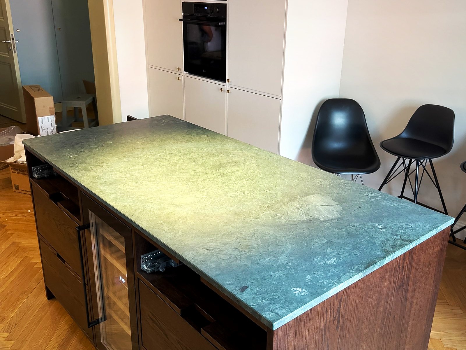 Verde Guatemala køkkenø i marmor, monteret af Stoneks