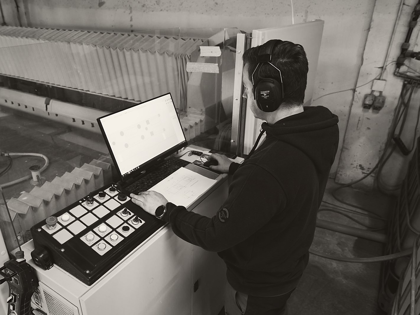 CNC-operatør på Stoneks’ fabrik i Patika
